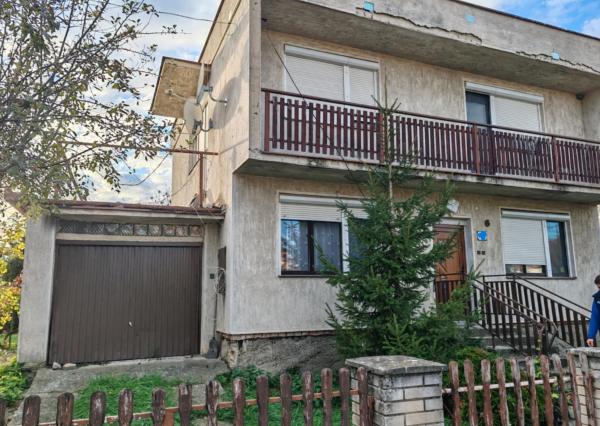 Exkluzívne ponúkame na predaj poschodový rodinný dom v tichej lokalite mesta Kolárovo.