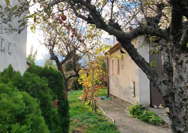 Exkluzívne ponúkame na predaj poschodový rodinný dom v tichej lokalite mesta Kolárovo.