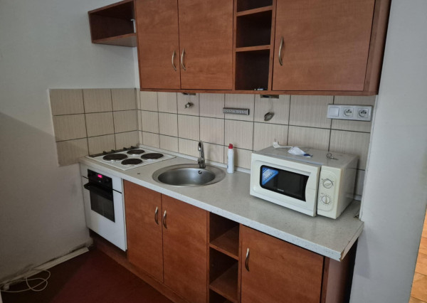 Na predaj: Priestranná garzónka s balkónom v obľúbenej lokalite – Komárno, ul. Eötvösa