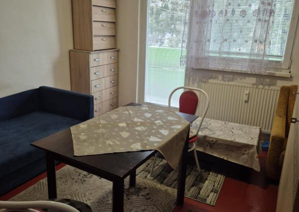 Na predaj: Priestranná garzónka s balkónom v obľúbenej lokalite – Komárno, ul. Eötvösa