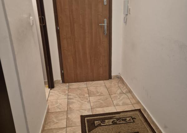 Na predaj: Priestranná garzónka s balkónom v obľúbenej lokalite – Komárno, ul. Eötvösa