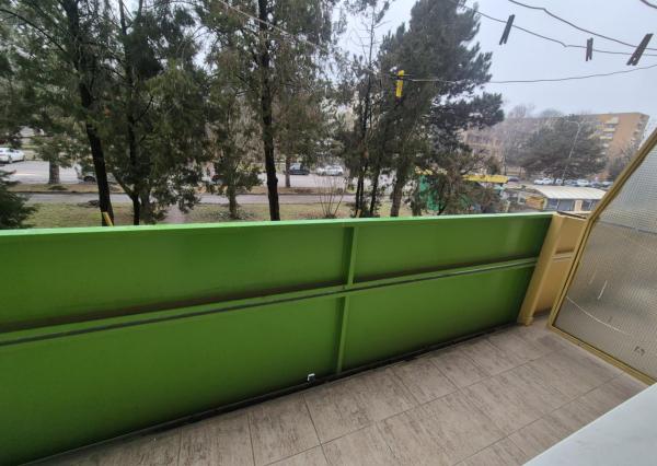 Na predaj: Priestranná garzónka s balkónom v obľúbenej lokalite – Komárno, ul. Eötvösa