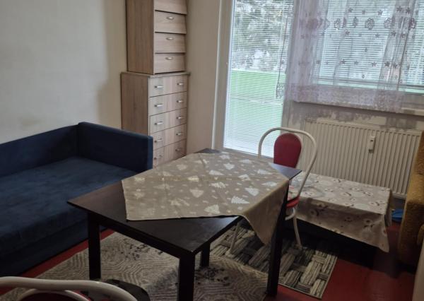 Na predaj: Priestranná garzónka s balkónom v obľúbenej lokalite – Komárno, ul. Eötvösa