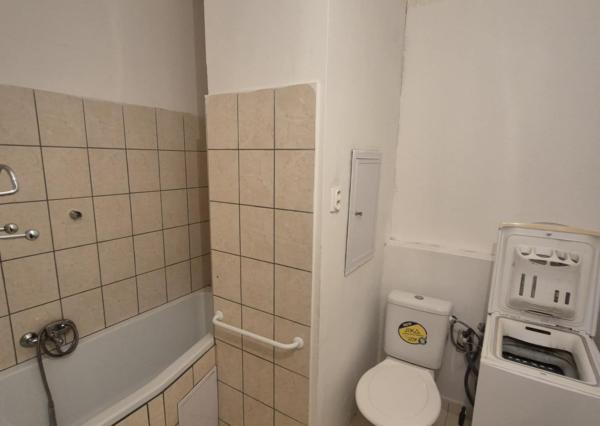 Na predaj: Priestranná garzónka s balkónom v obľúbenej lokalite – Komárno, ul. Eötvösa