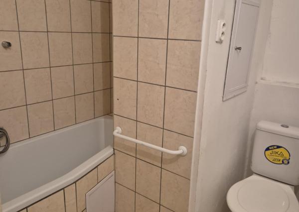 Na predaj: Priestranná garzónka s balkónom v obľúbenej lokalite – Komárno, ul. Eötvösa