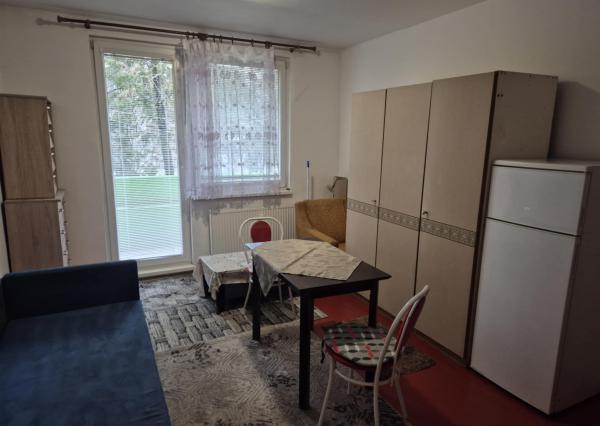 Na predaj: Priestranná garzónka s balkónom v obľúbenej lokalite – Komárno, ul. Eötvösa