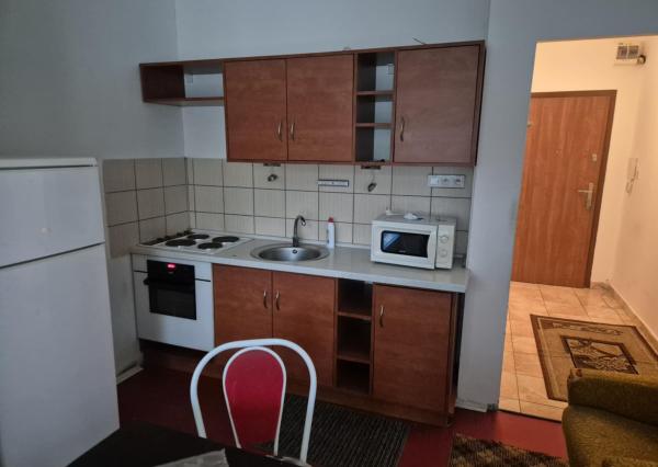 Na predaj: Priestranná garzónka s balkónom v obľúbenej lokalite – Komárno, ul. Eötvösa