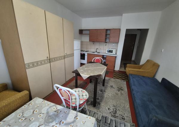 Na predaj: Priestranná garzónka s balkónom v obľúbenej lokalite – Komárno, ul. Eötvösa