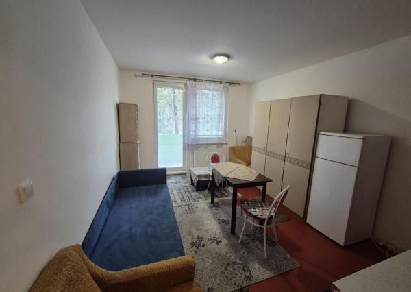 Na predaj: Priestranná garzónka s balkónom v obľúbenej lokalite – Komárno, ul. Eötvösa