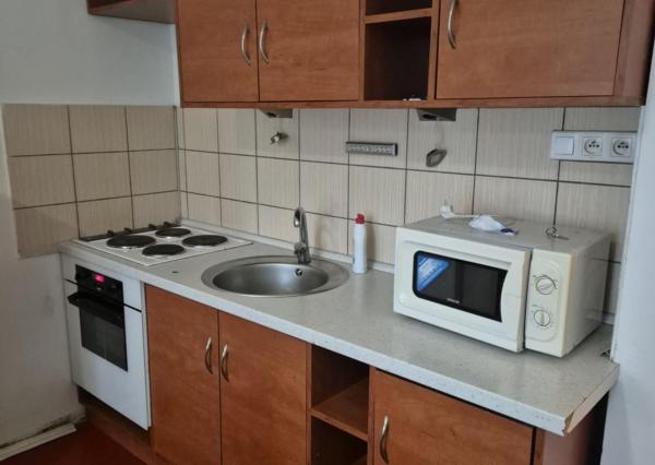 Na predaj: Priestranná garzónka s balkónom v obľúbenej lokalite – Komárno, ul. Eötvösa