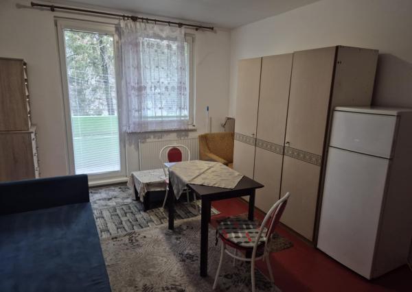 Na predaj: Priestranná garzónka s balkónom v obľúbenej lokalite – Komárno, ul. Eötvösa