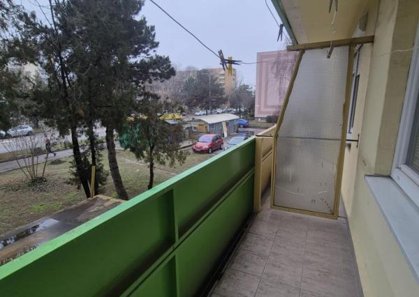 Na predaj: Priestranná garzónka s balkónom v obľúbenej lokalite – Komárno, ul. Eötvösa