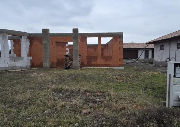 Ponúkame na predaj rozostavanú stavbu v Kolárove