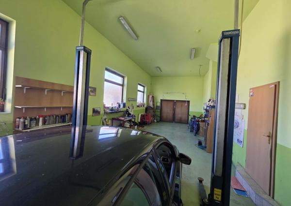 Ponúkame na predaj poschodový dom v Chotíne