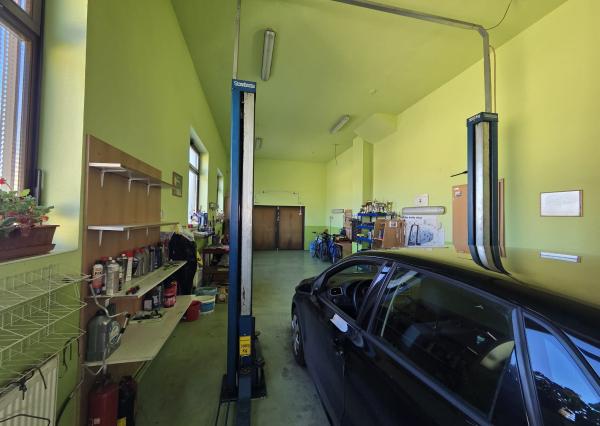 Ponúkame na predaj poschodový dom v Chotíne