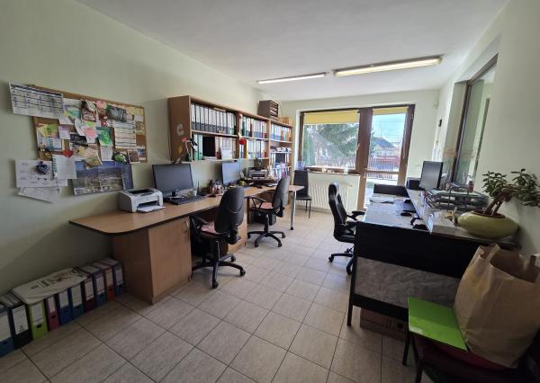 Ponúkame na predaj poschodový dom v Chotíne