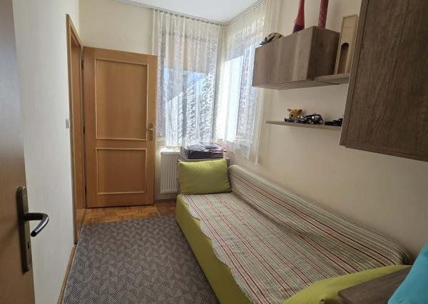 Ponúkame na predaj poschodový dom v Chotíne