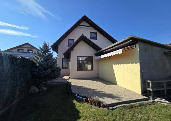 Ponúkame na predaj poschodový dom v Chotíne