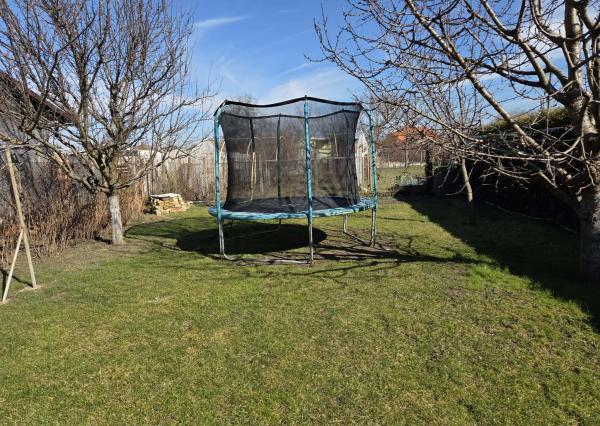 Ponúkame na predaj poschodový dom v Chotíne