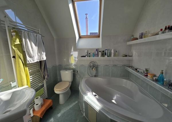 Ponúkame na predaj poschodový dom v Chotíne