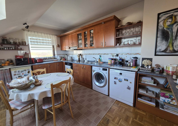 Ponúkame na predaj poschodový dom v Chotíne