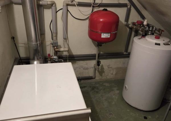 Ponúkame na predaj poschodový dom v Chotíne