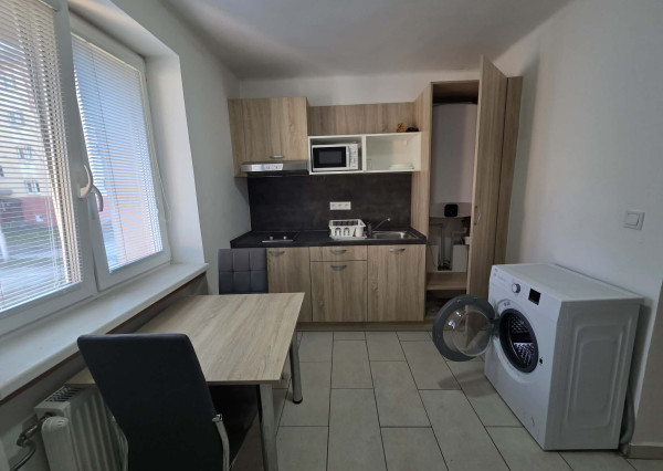 Ponúkame na prenájom 8 zrekonštruovaných zariadených 1 izbových tehlových bytov v Komárne .