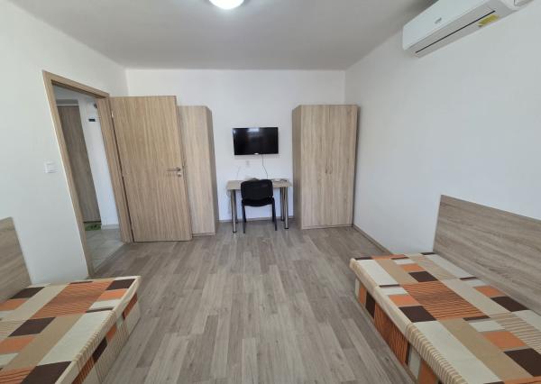 Ponúkame na prenájom 8 zrekonštruovaných zariadených 1 izbových tehlových bytov v Komárne .