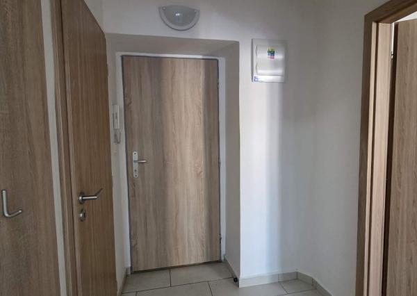 Ponúkame na prenájom 8 zrekonštruovaných zariadených 1 izbových tehlových bytov v Komárne .