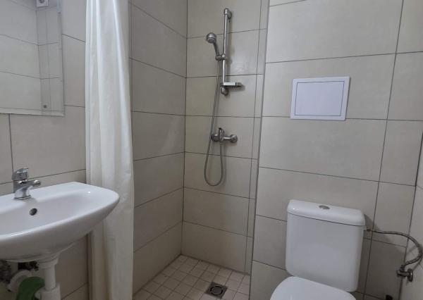 Ponúkame na prenájom 8 zrekonštruovaných zariadených 1 izbových tehlových bytov v Komárne .