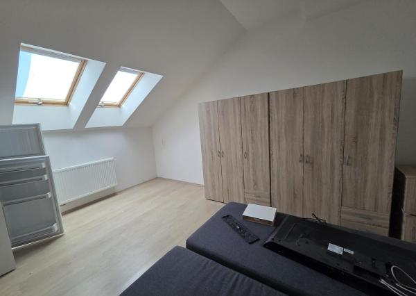 Ponúkame na prenájom 2 zrekonštruované zariadené 3 izbové tehlové byty v Komárne .