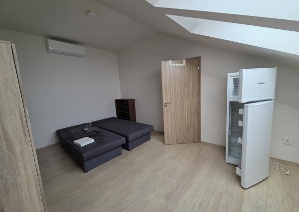 Ponúkame na prenájom 2 zrekonštruované zariadené 3 izbové tehlové byty v Komárne .