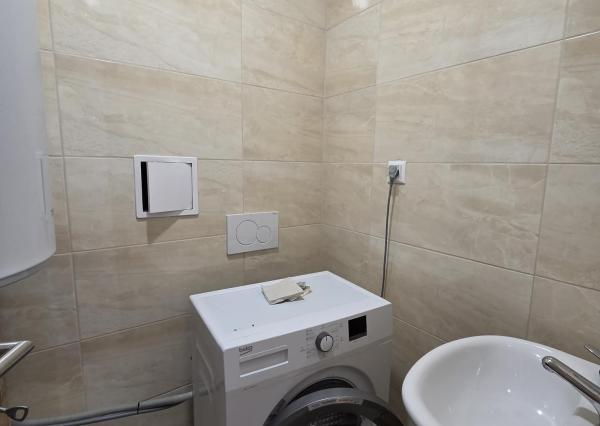 Ponúkame na prenájom 2 zrekonštruované zariadené 3 izbové tehlové byty v Komárne .