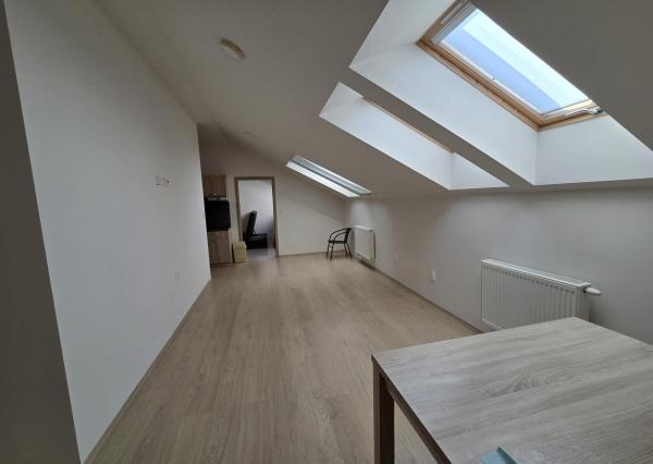 Ponúkame na prenájom 2 zrekonštruované zariadené 3 izbové tehlové byty v Komárne .