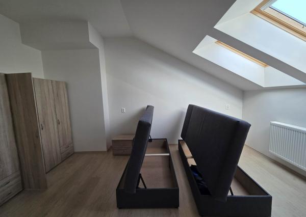 Ponúkame na prenájom 2 zrekonštruované zariadené 3 izbové tehlové byty v Komárne .