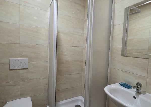 Ponúkame na prenájom 2 zrekonštruované zariadené 3 izbové tehlové byty v Komárne .