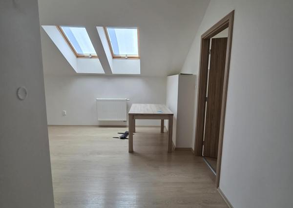 Ponúkame na prenájom zrekonštruovaný zariadený 3 izbový tehlový byt v Komárne .