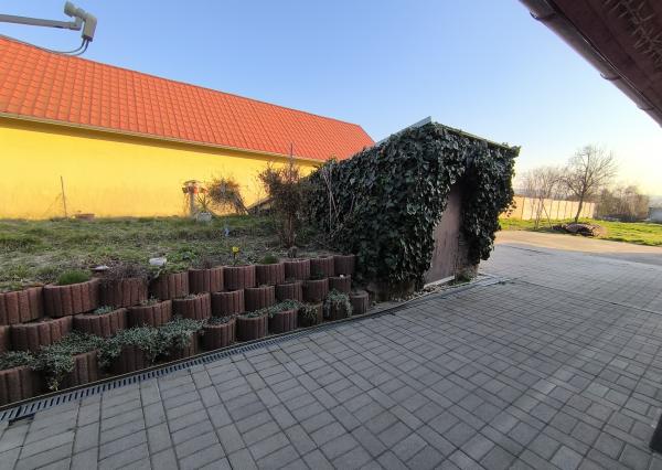 Ponúkame na predaj štýlový dom s veľkým pozemkom a garážou