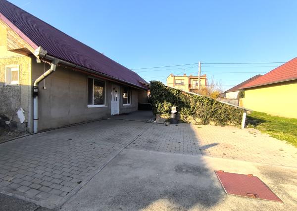 Ponúkame na predaj štýlový dom s veľkým pozemkom a garážou