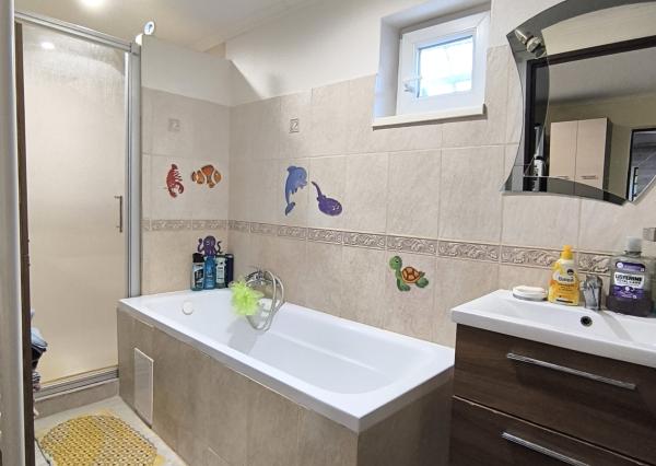 Ponúkame na predaj štýlový dom s veľkým pozemkom a garážou