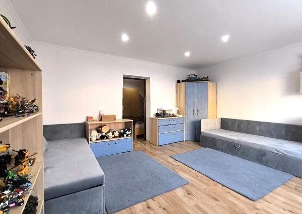 Ponúkame na predaj štýlový dom s veľkým pozemkom a garážou