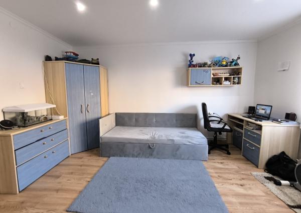 Ponúkame na predaj štýlový dom s veľkým pozemkom a garážou