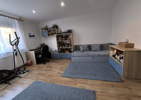 Ponúkame na predaj štýlový dom s veľkým pozemkom a garážou