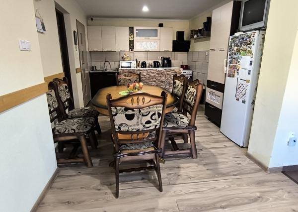 Ponúkame na predaj štýlový dom s veľkým pozemkom a garážou