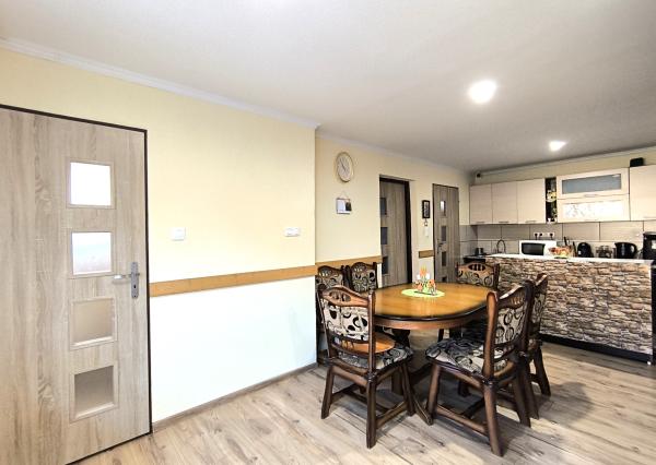 Ponúkame na predaj štýlový dom s veľkým pozemkom a garážou