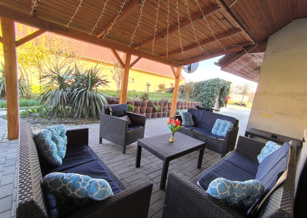 Ponúkame na predaj štýlový dom s veľkým pozemkom a garážou