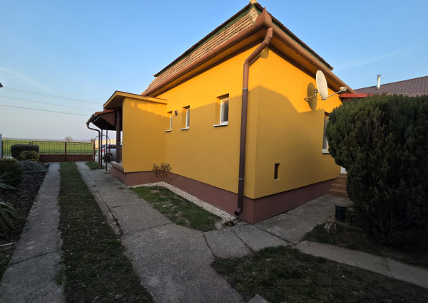 Ponúkame na predaj rodinný dom v Iži