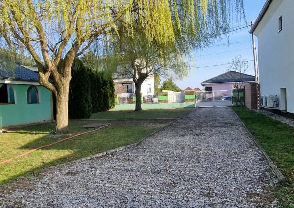 Ponúkame na predaj rod.dom s veľkým pozemkom v Ímeli