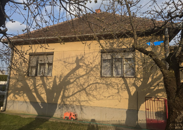 Ponúkame na predaj rodinný dom v Komárne