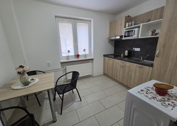 Ponúkame na prenájom 1 izbový tehlový byt v Komárne